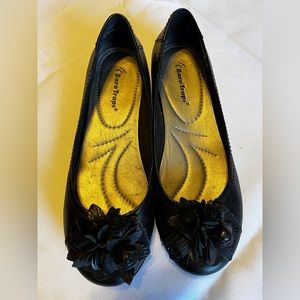 Black Baretrap shoe size 8M.